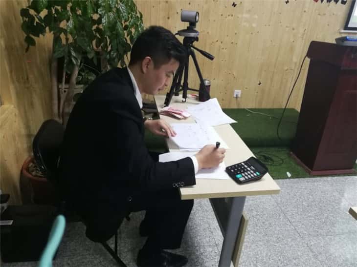薩震節能空壓機銷售副總現場打分計分