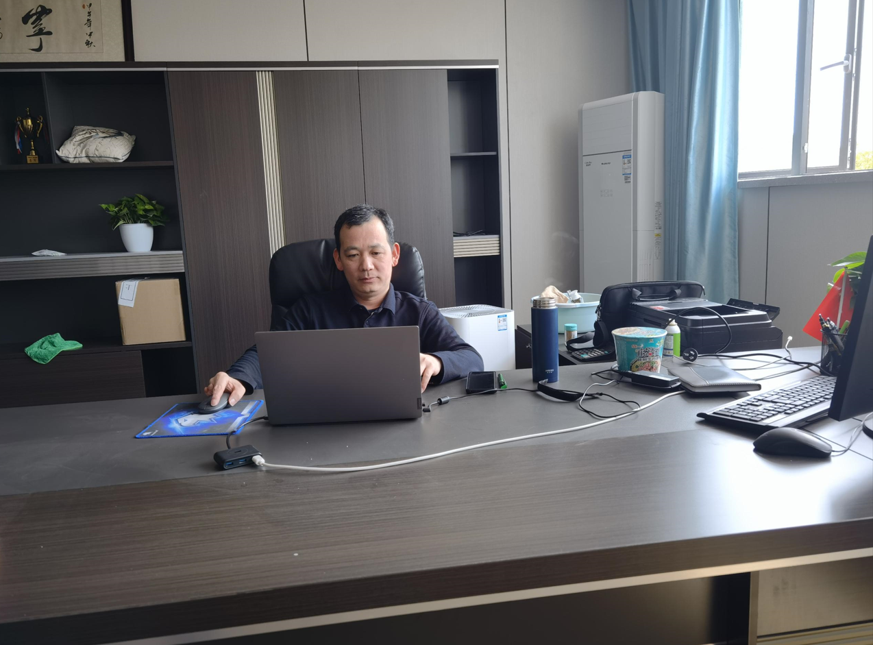 薩震節能空壓機副總經理廖總駐廠辦公