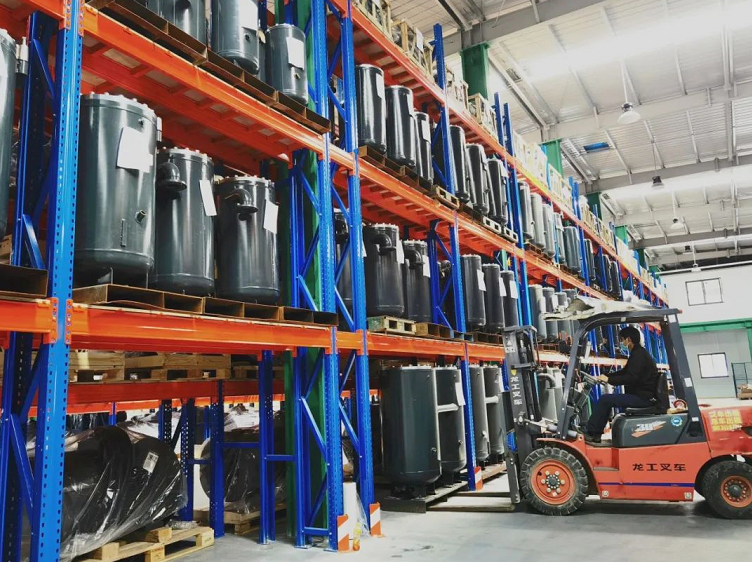 薩震空壓機廠家員工駐廠封閉式生產,不停工,不停產